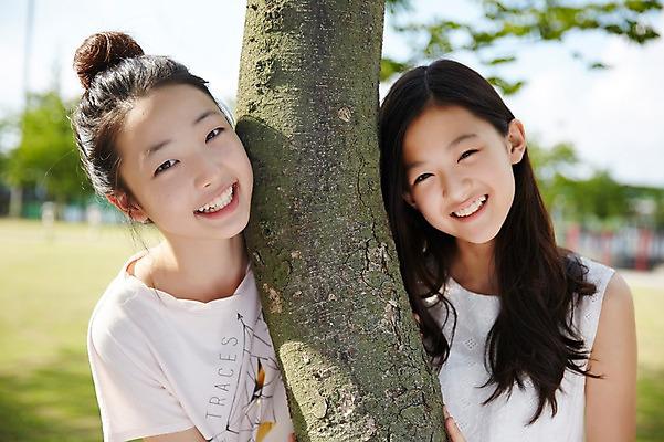포토 JPG 주간 나무 여자 중학생 한그루 미소 상반신 야외 두명 앞모습 10대 친구 다정 우정 한국인 여중생 나무기둥 여자만 십대여자만 국내포토 자연요소 식물 1 학생 뷰포인트 컨셉 관계 청소년 표정 사람 동양인 십대만 파일형식