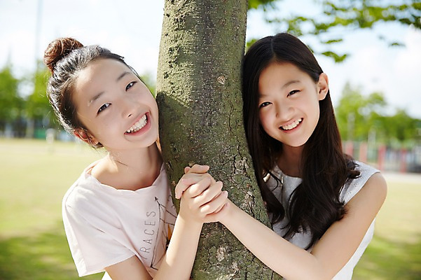 포토 JPG 주간 나무 여자 중학생 한그루 미소 상반신 야외 두명 앞모습 10대 친구 손잡기 다정 우정 한국인 여중생 나무기둥 여자만 십대여자만 국내포토 자연요소 식물 1 학생 뷰포인트 컨셉 관계 모션 청소년 표정 사람 동양인 십대만 파일형식