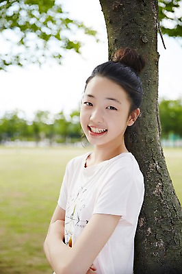포토 JPG 주간 나무 여자 중학생 한그루 한명 미소 상반신 야외 옆모습 10대 팔짱 기댐 한국인 여중생 나무기둥 여자만 십대여자한명만 국내포토 자연요소 식물 1 학생 뷰포인트 모션 청소년 표정 사람 동양인 여자한명만 십대여자만 파일형식