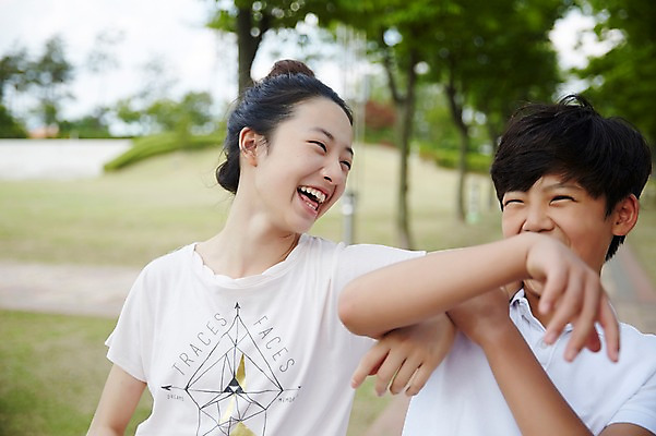포토 JPG 주간 여학생 여자 남자 남학생 장난 중학생 미소 웃음 상반신 야외 두명 앞모습 10대 친구 팔짱 다정 우정 한국인 여중생 입가림 십대만 남중생 국내포토 자연요소 학생 뷰포인트 컨셉 관계 모션 청소년 표정 사람 동양인 가림 파일형식