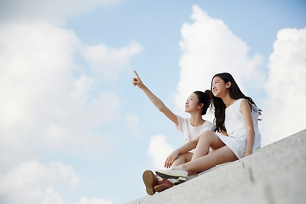 포토 JPG 주간 전신 구름 여자 중학생 하늘 앉기 야외 두명 옆모습 10대 친구 계단 다정 우정 한국인 가리킴 여중생 여자만 십대여자만 국내포토 자연요소 학생 뷰포인트 컨셉 관계 모션 청소년 사람 동양인 손짓 십대만 파일형식