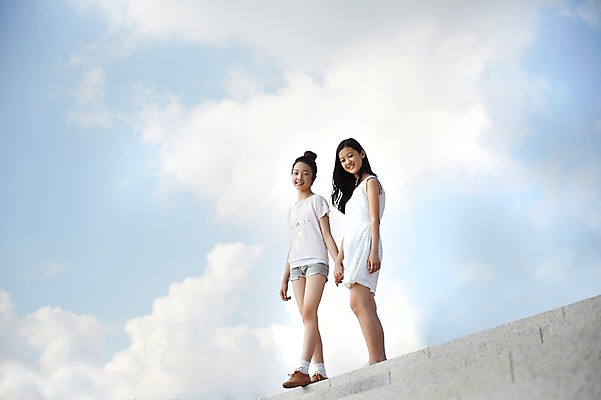 포토 JPG 주간 전신 구름 여자 중학생 하늘 서기 야외 두명 옆모습 10대 친구 계단 손잡기 다정 우정 한국인 여중생 여자만 십대여자만 국내포토 자연요소 학생 뷰포인트 컨셉 관계 모션 청소년 사람 동양인 십대만 파일형식