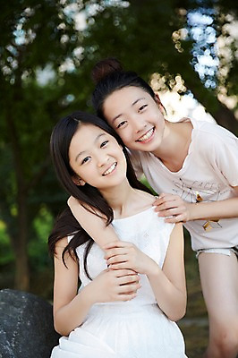 포토 JPG 주간 여자 안기 중학생 미소 앉기 상반신 야외 두명 앞모습 10대 친구 다정 우정 한국인 여중생 여자만 십대여자만 국내포토 자연요소 학생 뷰포인트 컨셉 관계 모션 청소년 표정 사람 동양인 십대만 파일형식