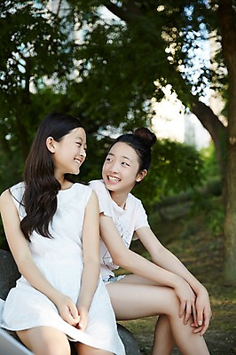 포토 JPG 주간 여자 중학생 미소 앉기 상반신 야외 두명 앞모습 옆모습 10대 친구 마주보기 다정 우정 한국인 여중생 여자만 십대여자만 국내포토 자연요소 학생 뷰포인트 컨셉 관계 모션 청소년 표정 사람 동양인 십대만 파일형식