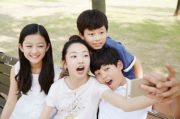 포토 JPG 주간 여학생 여자 남자 남학생 중학생 입벌림 미소 앉기 여러명 상반신 야외 앞모습 10대 친구 스마트폰 한국인 셀프카메라 여중생 십대만 남중생 국내포토 자연요소 학생 뷰포인트 다수 관계 모션 청소년 표정 사람 동양인 핸드폰 스마트기기 사진촬영 파일형식