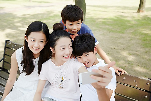 포토 JPG 주간 여학생 여자 남자 남학생 중학생 미소 앉기 여러명 상반신 야외 앞모습 10대 친구 스마트폰 한국인 셀프카메라 여중생 십대만 남중생 국내포토 자연요소 학생 뷰포인트 다수 관계 모션 청소년 표정 사람 동양인 핸드폰 스마트기기 사진촬영 파일형식