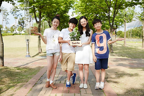 포토 JPG 주간 전신 식물 여학생 여자 남자 화분 남학생 중학생 안내 서기 미소 여러명 야외 앞모습 10대 친구 한국인 여중생 십대만 남중생 국내포토 자연요소 학생 뷰포인트 다수 관계 모션 청소년 표정 사람 동양인 파일형식