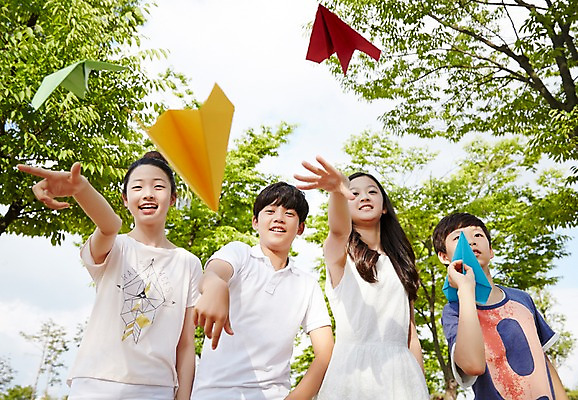 포토 JPG 주간 여학생 여자 남자 남학생 중학생 놀이 날리기 여러명 상반신 야외 앞모습 10대 친구 희망 한국인 종이비행기 여중생 십대만 남중생 국내포토 자연요소 학생 감정 뷰포인트 다수 관계 모션 청소년 사람 동양인 종이접기 파일형식