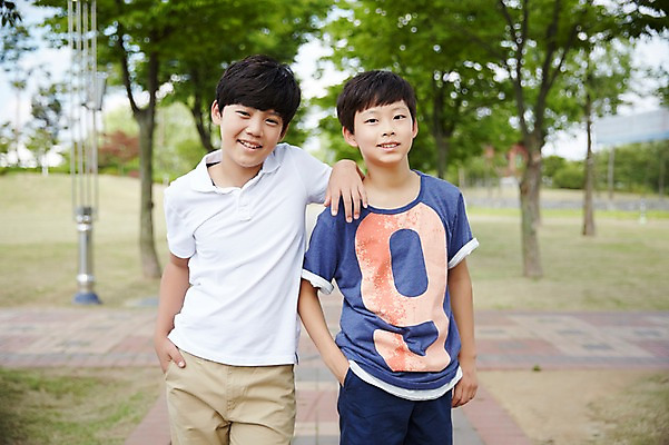 포토 JPG 주간 남자 남학생 중학생 서기 상반신 야외 두명 앞모습 10대 친구 다정 우정 한국인 주머니손 남자만 십대남자만 어깨에손 남중생 국내포토 자연요소 학생 뷰포인트 컨셉 관계 모션 청소년 사람 동양인 십대만 파일형식