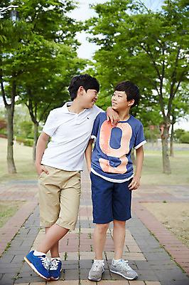 포토 JPG 주간 전신 남자 남학생 중학생 서기 야외 두명 앞모습 10대 친구 다정 우정 한국인 주머니손 남자만 십대남자만 어깨에손 남중생 국내포토 자연요소 학생 뷰포인트 컨셉 관계 모션 청소년 사람 동양인 십대만 파일형식