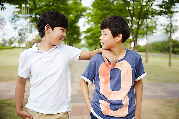 포토 JPG 주간 남자 남학생 중학생 서기 상반신 야외 두명 앞모습 10대 친구 다정 우정 한국인 주머니손 남자만 십대남자만 어깨에손 남중생 국내포토 자연요소 학생 뷰포인트 컨셉 관계 모션 청소년 사람 동양인 십대만 파일형식