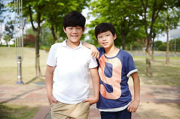 포토 JPG 주간 남자 남학생 중학생 서기 상반신 야외 두명 앞모습 10대 친구 다정 우정 한국인 주머니손 남자만 십대남자만 어깨에손 남중생 국내포토 자연요소 학생 뷰포인트 컨셉 관계 모션 청소년 사람 동양인 십대만 파일형식