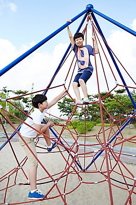 포토 JPG 주간 전신 남자 남학생 중학생 서기 야외 두명 앞모습 옆모습 10대 친구 한국인 놀이기구 놀이터 즐거움 오르기 천진난만 십대남자만 남중생 국내포토 자연요소 학생 감정 뷰포인트 컨셉 관계 모션 청소년 놀이 사람 동양인 남자만 십대만 파일형식