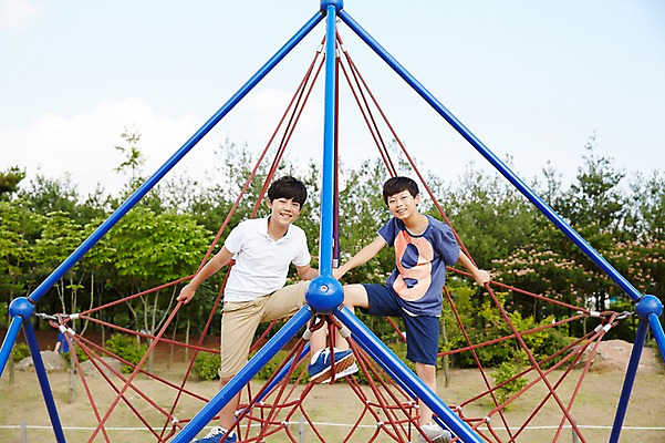 포토 JPG 주간 전신 남자 남학생 중학생 서기 야외 두명 앞모습 10대 친구 한국인 놀이기구 놀이터 즐거움 오르기 천진난만 십대남자만 남중생 국내포토 자연요소 학생 감정 뷰포인트 컨셉 관계 모션 청소년 놀이 사람 동양인 남자만 십대만 파일형식