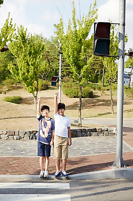 포토 JPG 주간 전신 남자 남학생 중학생 서기 야외 두명 앞모습 10대 친구 손들기 한국인 횡단보도 신호등 남자만 십대남자만 남중생 국내포토 자연요소 학생 뷰포인트 관계 모션 청소년 사람 동양인 보행로 십대만 파일형식