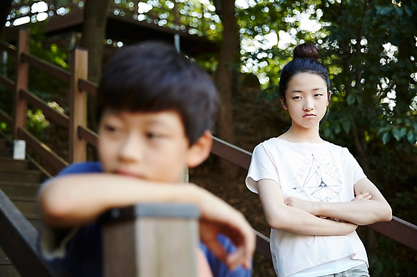 포토 JPG 주간 여학생 여자 남자 남학생 중학생 상반신 야외 두명 아웃포커스 10대 친구 팔짱 한국인 여중생 삐침 노려봄 십대만 남중생 국내포토 자연요소 학생 감정 관계 모션 청소년 촬영기법 표정 사람 동양인 파일형식