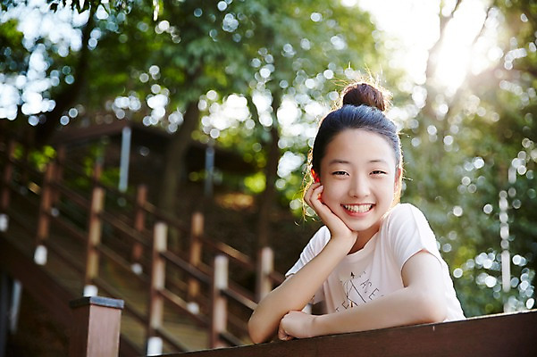 포토 JPG 주간 여자 난간 중학생 한명 미소 상반신 야외 앞모습 아웃포커스 10대 턱괴기 한국인 여중생 여자만 십대여자한명만 국내포토 자연요소 1 학생 뷰포인트 모션 청소년 촬영기법 표정 사람 동양인 여자한명만 십대여자만 파일형식