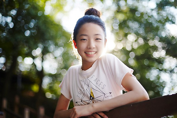 포토 JPG 주간 여자 난간 중학생 한명 미소 상반신 야외 앞모습 아웃포커스 10대 한국인 여중생 여자만 십대여자한명만 국내포토 자연요소 1 학생 뷰포인트 청소년 촬영기법 표정 사람 동양인 여자한명만 십대여자만 파일형식