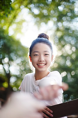 포토 JPG 주간 손 여자 난간 중학생 미소 상반신 야외 두명 앞모습 아웃포커스 신체부위 10대 한국인 손내밀기 국내포토 자연요소 학생 뷰포인트 청소년 촬영기법 표정 사람 동양인 손짓 파일형식