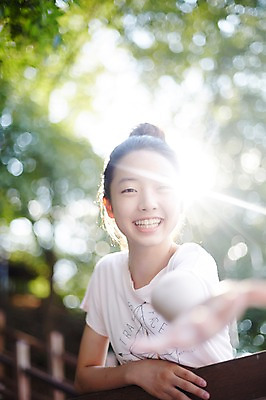 포토 JPG 주간 여자 난간 중학생 한명 미소 상반신 야외 앞모습 아웃포커스 10대 햇빛 한국인 손내밀기 여중생 여자만 십대여자한명만 국내포토 자연요소 1 학생 뷰포인트 청소년 촬영기법 표정 사람 동양인 손짓 태양 여자한명만 십대여자만 파일형식