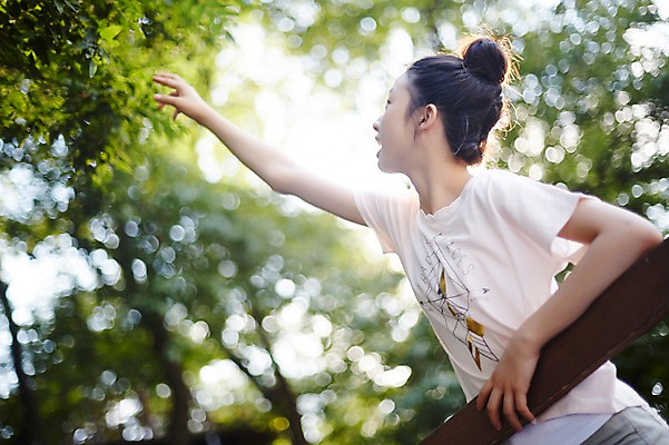 포토 JPG 주간 여자 난간 중학생 한명 상반신 야외 옆모습 아웃포커스 10대 손들기 한국인 여중생 여자만 십대여자한명만 국내포토 자연요소 1 학생 뷰포인트 모션 청소년 촬영기법 사람 동양인 여자한명만 십대여자만 파일형식