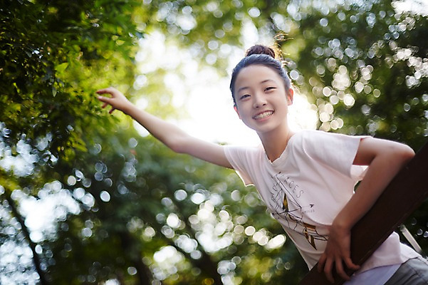 포토 JPG 주간 여자 난간 중학생 한명 미소 상반신 야외 옆모습 아웃포커스 10대 손들기 한국인 여중생 여자만 십대여자한명만 국내포토 자연요소 1 학생 뷰포인트 모션 청소년 촬영기법 표정 사람 동양인 여자한명만 십대여자만 파일형식