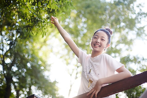 포토 JPG 주간 여자 난간 중학생 한명 미소 상반신 야외 옆모습 아웃포커스 10대 손들기 한국인 여중생 여자만 십대여자한명만 국내포토 자연요소 1 학생 뷰포인트 모션 청소년 촬영기법 표정 사람 동양인 여자한명만 십대여자만 파일형식