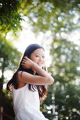 포토 JPG 주간 여자 중학생 한명 미소 상반신 야외 옆모습 아웃포커스 10대 한국인 여중생 여자만 십대여자한명만 국내포토 자연요소 1 학생 뷰포인트 청소년 촬영기법 표정 사람 동양인 여자한명만 십대여자만 파일형식