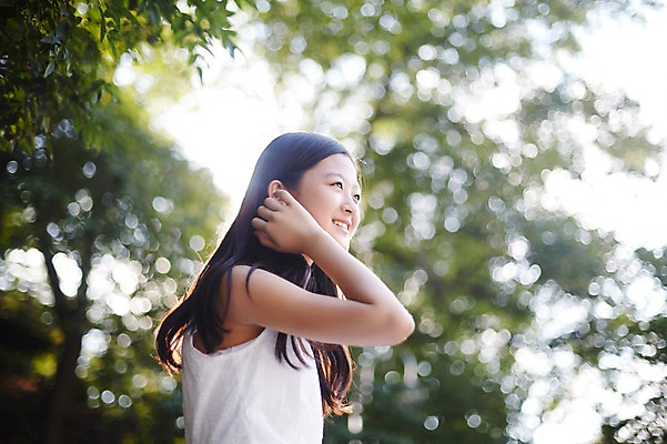 포토 JPG 주간 여자 중학생 한명 미소 상반신 야외 옆모습 아웃포커스 10대 한국인 여중생 여자만 십대여자한명만 국내포토 자연요소 1 학생 뷰포인트 청소년 촬영기법 표정 사람 동양인 여자한명만 십대여자만 파일형식