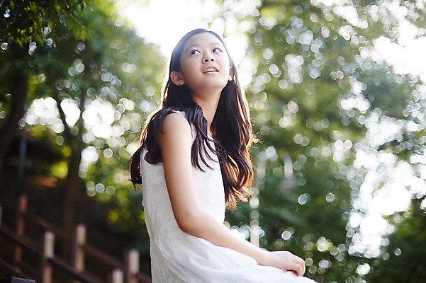 포토 JPG 주간 여자 중학생 한명 앉기 상반신 야외 옆모습 아웃포커스 10대 한국인 올려보기 여중생 여자만 십대여자한명만 국내포토 자연요소 1 학생 뷰포인트 모션 청소년 촬영기법 사람 동양인 여자한명만 십대여자만 파일형식
