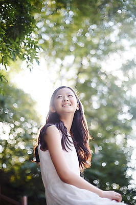 포토 JPG 주간 여자 중학생 한명 미소 앉기 상반신 야외 옆모습 아웃포커스 10대 한국인 올려보기 여중생 여자만 십대여자한명만 국내포토 자연요소 1 학생 뷰포인트 모션 청소년 촬영기법 표정 사람 동양인 여자한명만 십대여자만 파일형식