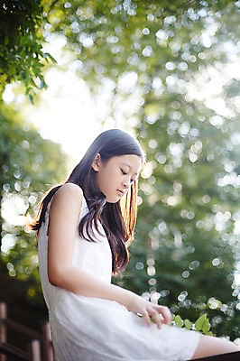 포토 JPG 주간 여자 중학생 한명 앉기 상반신 야외 옆모습 아웃포커스 10대 한국인 여중생 여자만 십대여자한명만 국내포토 자연요소 1 학생 뷰포인트 모션 청소년 촬영기법 사람 동양인 여자한명만 십대여자만 파일형식