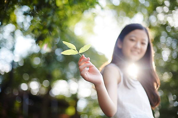 포토 JPG 주간 식물 여자 중학생 나뭇잎 한명 들기 상반신 야외 옆모습 아웃포커스 10대 햇빛 한국인 여중생 여자만 십대여자한명만 국내포토 자연요소 1 학생 뷰포인트 잎 모션 청소년 촬영기법 사람 동양인 태양 여자한명만 십대여자만 파일형식