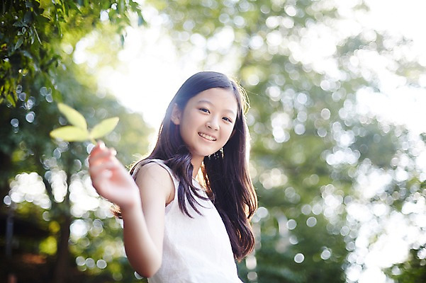 포토 JPG 주간 식물 여자 중학생 나뭇잎 한명 미소 들기 상반신 야외 옆모습 아웃포커스 10대 한국인 여중생 여자만 십대여자한명만 국내포토 자연요소 1 학생 뷰포인트 잎 모션 청소년 촬영기법 표정 사람 동양인 여자한명만 십대여자만 파일형식