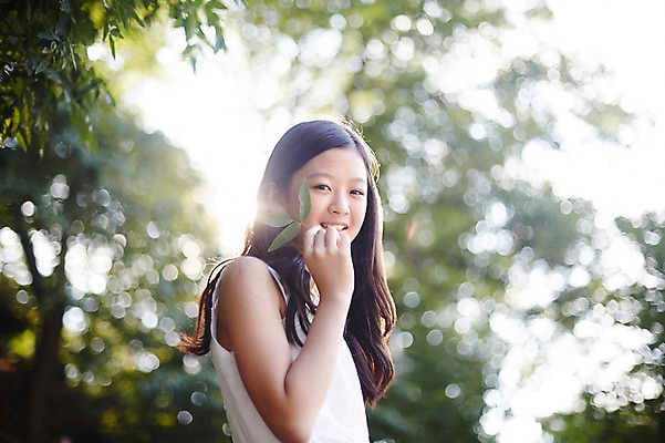 포토 JPG 주간 식물 여자 중학생 나뭇잎 한명 미소 들기 상반신 야외 옆모습 아웃포커스 10대 햇빛 한국인 여중생 여자만 십대여자한명만 국내포토 자연요소 1 학생 뷰포인트 잎 모션 청소년 촬영기법 표정 사람 동양인 태양 여자한명만 십대여자만 파일형식