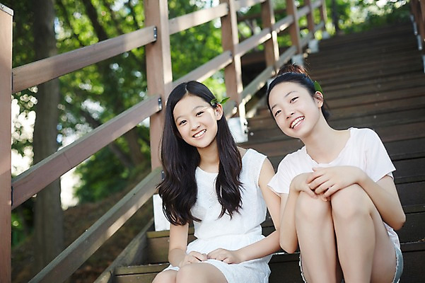 포토 JPG 주간 여자 안기 중학생 미소 상반신 야외 두명 앞모습 10대 친구 계단 다정 우정 한국인 여중생 여자만 십대여자만 국내포토 자연요소 학생 뷰포인트 컨셉 관계 모션 청소년 표정 사람 동양인 십대만 파일형식