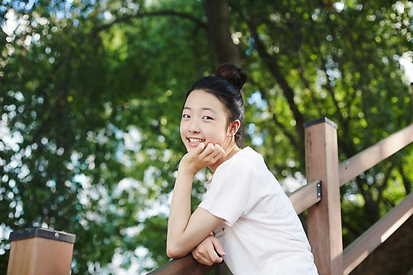 포토 JPG 주간 여자 난간 중학생 한명 미소 상반신 야외 옆모습 10대 턱괴기 한국인 여중생 여자만 십대여자한명만 국내포토 자연요소 1 학생 뷰포인트 모션 청소년 표정 사람 동양인 여자한명만 십대여자만 파일형식