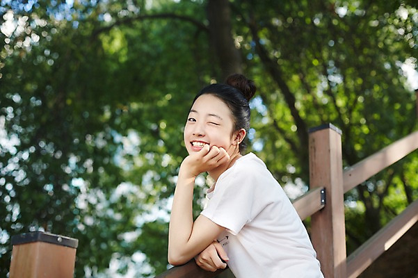 포토 JPG 주간 여자 난간 중학생 윙크 한명 미소 상반신 야외 옆모습 10대 턱괴기 한국인 여중생 여자만 십대여자한명만 국내포토 자연요소 1 학생 뷰포인트 모션 청소년 표정 사람 동양인 여자한명만 십대여자만 파일형식