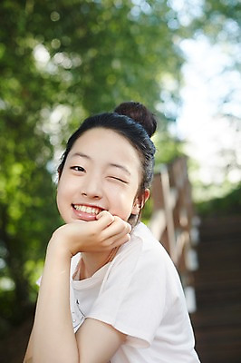 포토 JPG 주간 여자 중학생 윙크 한명 미소 상반신 야외 옆모습 아웃포커스 10대 턱괴기 한국인 여중생 여자만 십대여자한명만 국내포토 자연요소 1 학생 뷰포인트 모션 청소년 촬영기법 표정 사람 동양인 여자한명만 십대여자만 파일형식