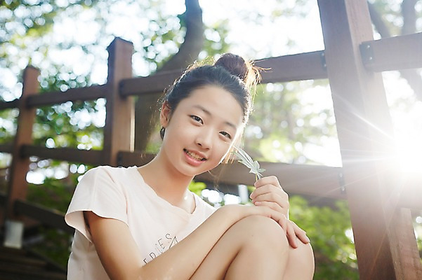 포토 JPG 주간 여자 단풍 중학생 한명 들기 앉기 상반신 야외 10대 한국인 여중생 여자만 십대여자한명만 국내포토 자연요소 1 학생 잎 모션 청소년 사람 동양인 여자한명만 십대여자만 파일형식