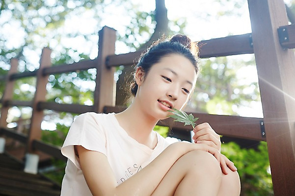 포토 JPG 주간 여자 단풍 중학생 한명 들기 앉기 상반신 야외 10대 한국인 여중생 여자만 십대여자한명만 국내포토 자연요소 1 학생 잎 모션 청소년 사람 동양인 여자한명만 십대여자만 파일형식