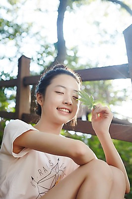 포토 JPG 주간 여자 단풍 중학생 한명 미소 들기 앉기 상반신 야외 10대 한국인 여중생 여자만 십대여자한명만 국내포토 자연요소 1 학생 잎 모션 청소년 표정 사람 동양인 여자한명만 십대여자만 파일형식