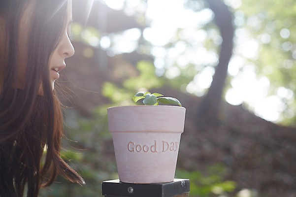 포토 JPG 주간 여자 화분 중학생 한명 상반신 야외 옆모습 10대 새싹 한국인 여중생 여자만 십대여자한명만 국내포토 자연요소 식물 1 학생 뷰포인트 청소년 사람 동양인 여자한명만 십대여자만 파일형식