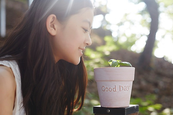 포토 JPG 주간 여자 화분 중학생 한명 상반신 야외 옆모습 10대 새싹 한국인 여중생 여자만 십대여자한명만 국내포토 자연요소 식물 1 학생 뷰포인트 청소년 사람 동양인 여자한명만 십대여자만 파일형식
