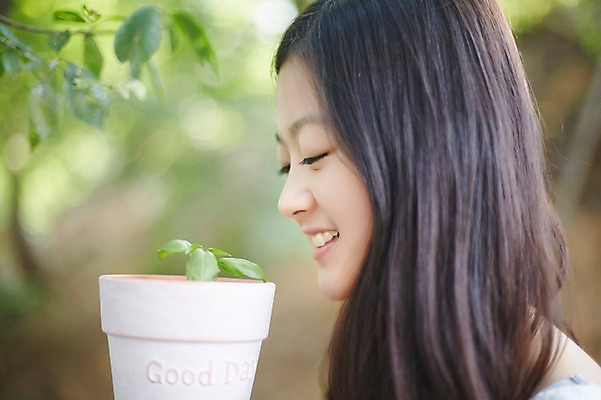 포토 JPG 주간 여자 화분 중학생 한명 상반신 야외 옆모습 10대 새싹 한국인 여중생 여자만 십대여자한명만 국내포토 자연요소 식물 1 학생 뷰포인트 청소년 사람 동양인 여자한명만 십대여자만 파일형식