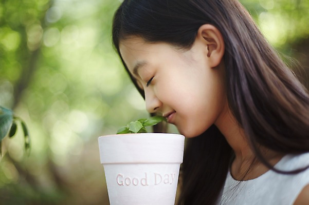 포토 JPG 주간 여자 화분 중학생 한명 상반신 야외 옆모습 10대 새싹 한국인 여중생 여자만 십대여자한명만 국내포토 자연요소 식물 1 학생 뷰포인트 청소년 사람 동양인 여자한명만 십대여자만 파일형식