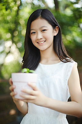 포토 JPG 주간 여자 화분 중학생 한명 미소 들기 상반신 야외 앞모습 아웃포커스 10대 새싹 한국인 여중생 여자만 십대여자한명만 국내포토 자연요소 식물 1 학생 뷰포인트 모션 청소년 촬영기법 표정 사람 동양인 여자한명만 십대여자만 파일형식