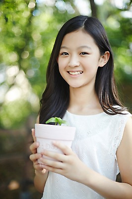 포토 JPG 주간 여자 화분 중학생 한명 미소 들기 상반신 야외 앞모습 아웃포커스 10대 새싹 한국인 여중생 여자만 십대여자한명만 국내포토 자연요소 식물 1 학생 뷰포인트 모션 청소년 촬영기법 표정 사람 동양인 여자한명만 십대여자만 파일형식