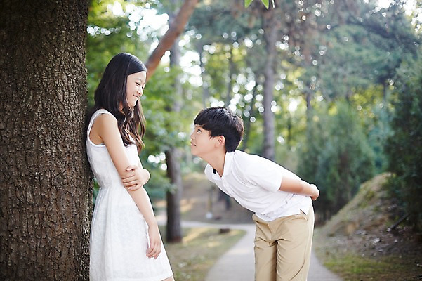 포토 JPG 주간 나무 여학생 여자 남자 남학생 중학생 허리숙이기 서기 상반신 야외 두명 옆모습 10대 기댐 다정 한국인 수줍음 여중생 나무기둥 설레임 십대만 남중생 국내포토 자연요소 식물 학생 감정 뷰포인트 컨셉 모션 청소년 숙이기 사람 동양인 파일형식
