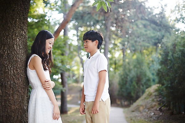 포토 JPG 주간 나무 여학생 여자 남자 남학생 중학생 서기 상반신 야외 두명 옆모습 10대 마주보기 기댐 다정 한국인 수줍음 여중생 나무기둥 설레임 십대만 남중생 국내포토 자연요소 식물 학생 감정 뷰포인트 컨셉 모션 청소년 사람 동양인 파일형식